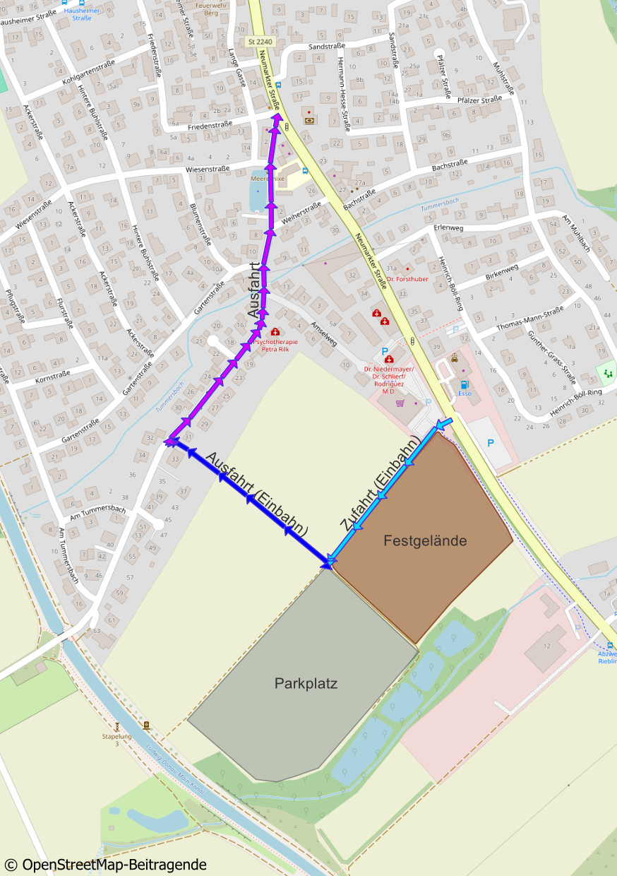 Karte mit der Zu- und Abfahrt des PKW-Parkplatzes. Zufahrt von der Staatsstraße vorbei am Netto, Abfahrt über die Heinrichsburgstraße, jeweils in einer Einbahn-Regelung