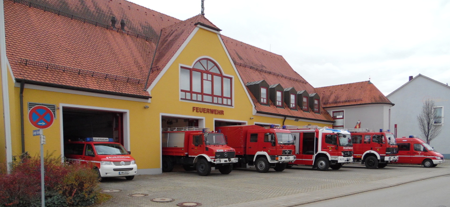Fahrzeuge der Feuerwehr Berg vor dem Feuerwehrhaus