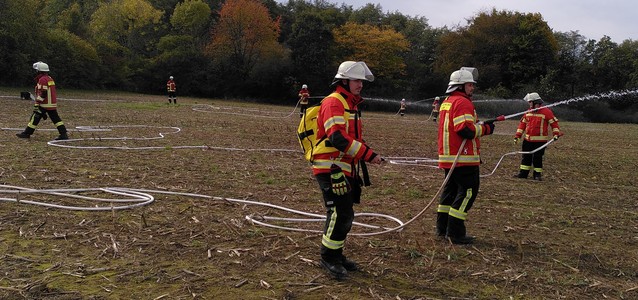 Brandbekämpfung mit D-Schäuchen und Löschrucksack