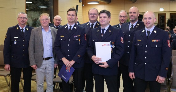 Gruppenfoto der Geehrten und Gratulanten