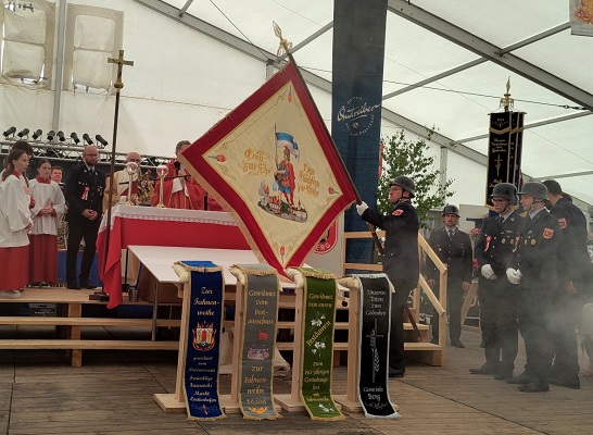 Festgottesdienst mit Fahnenweihe Festgottesdienst mit Fahnenweihe